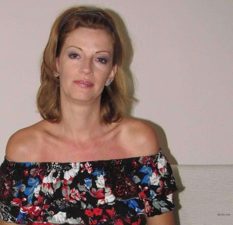 Mature Slut Amateur Photo - Mature Whore Shows It All