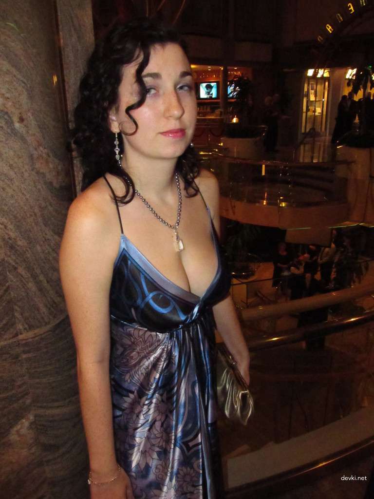 Hot Wife Photo: Amateur Russian MILF Exposed in XXX Pic