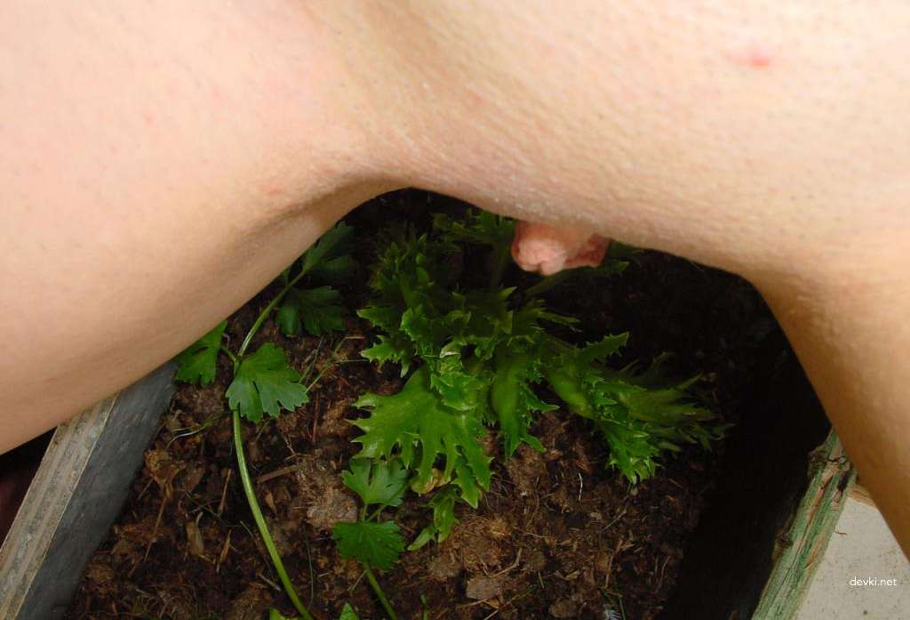 Explicit Young Girl Amateur Erotica: Hot and Naughty Photos