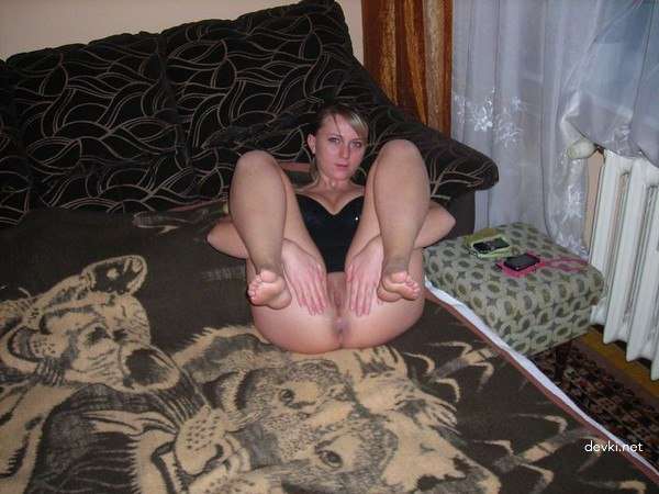 Explicit Amateur Nudes: Naked Girls in Provocative Photoshoots
