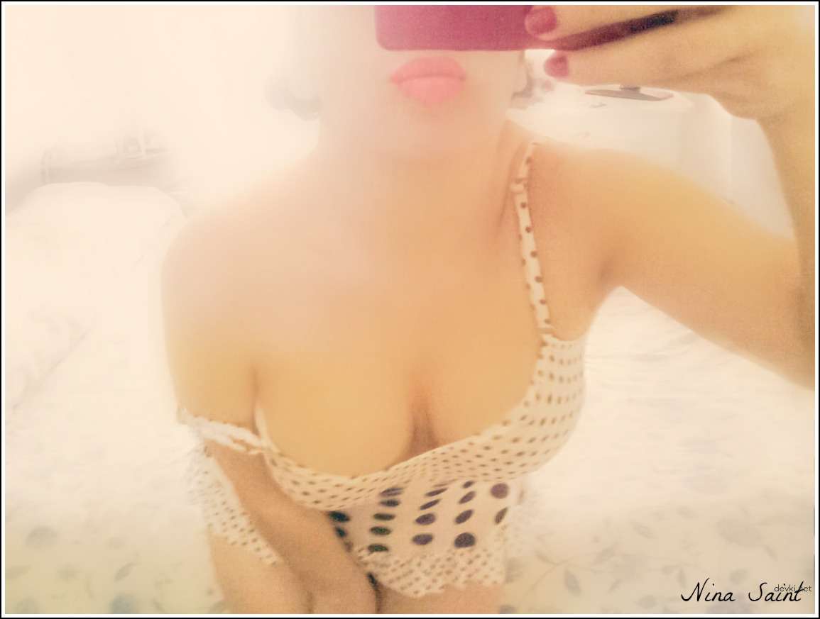 Explicit Selfie of Hot Girl - Amateur Photo with Seductive Poses