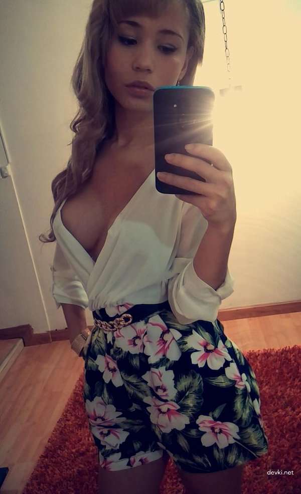 Intimate Amateur Photo of Cute Girlfriend - Explicit and Sensual Shots