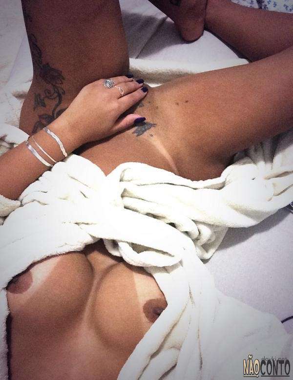 Seductive Selfies: Hot Lady's Erotic Amateur Photos