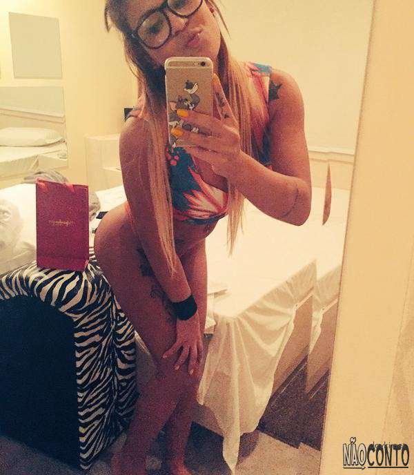 Seductive Selfies: Hot Lady's Erotic Amateur Photos