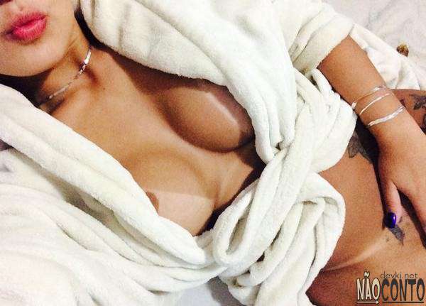 Seductive Selfies: Hot Lady's Erotic Amateur Photos