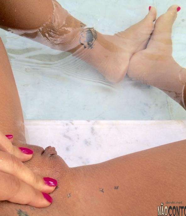 Seductive Selfies: Hot Lady's Erotic Amateur Photos