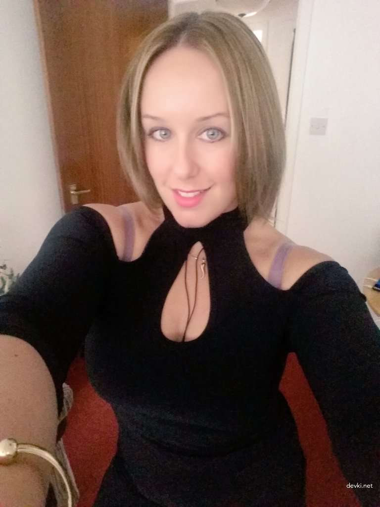 Hot MILF Takes Sexy Selfie: Amateur Photo of Cute Mom Showing Off