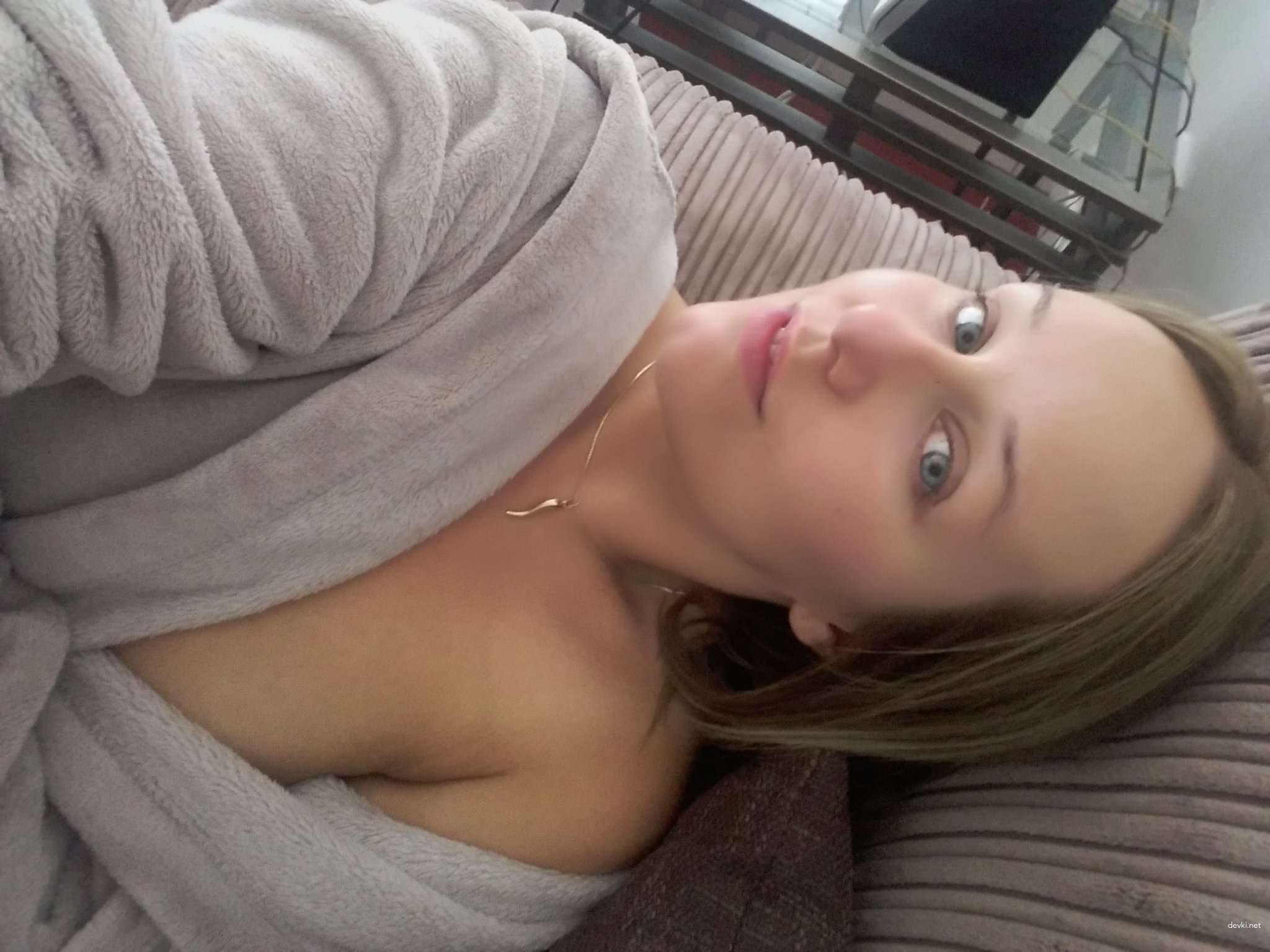 Hot MILF Takes Sexy Selfie: Amateur Photo of Cute Mom Showing Off