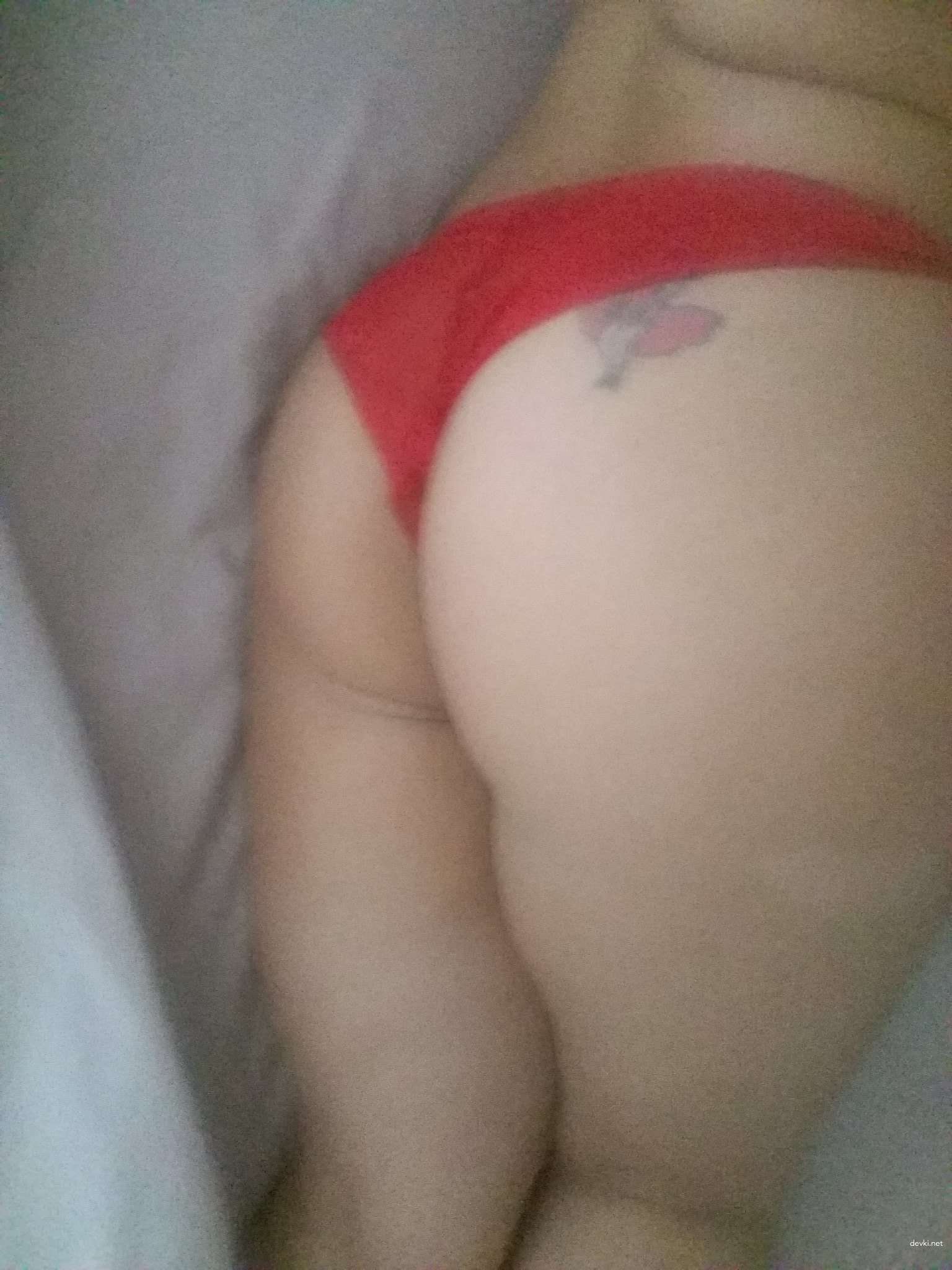 Hot MILF Takes Sexy Selfie: Amateur Photo of Cute Mom Showing Off