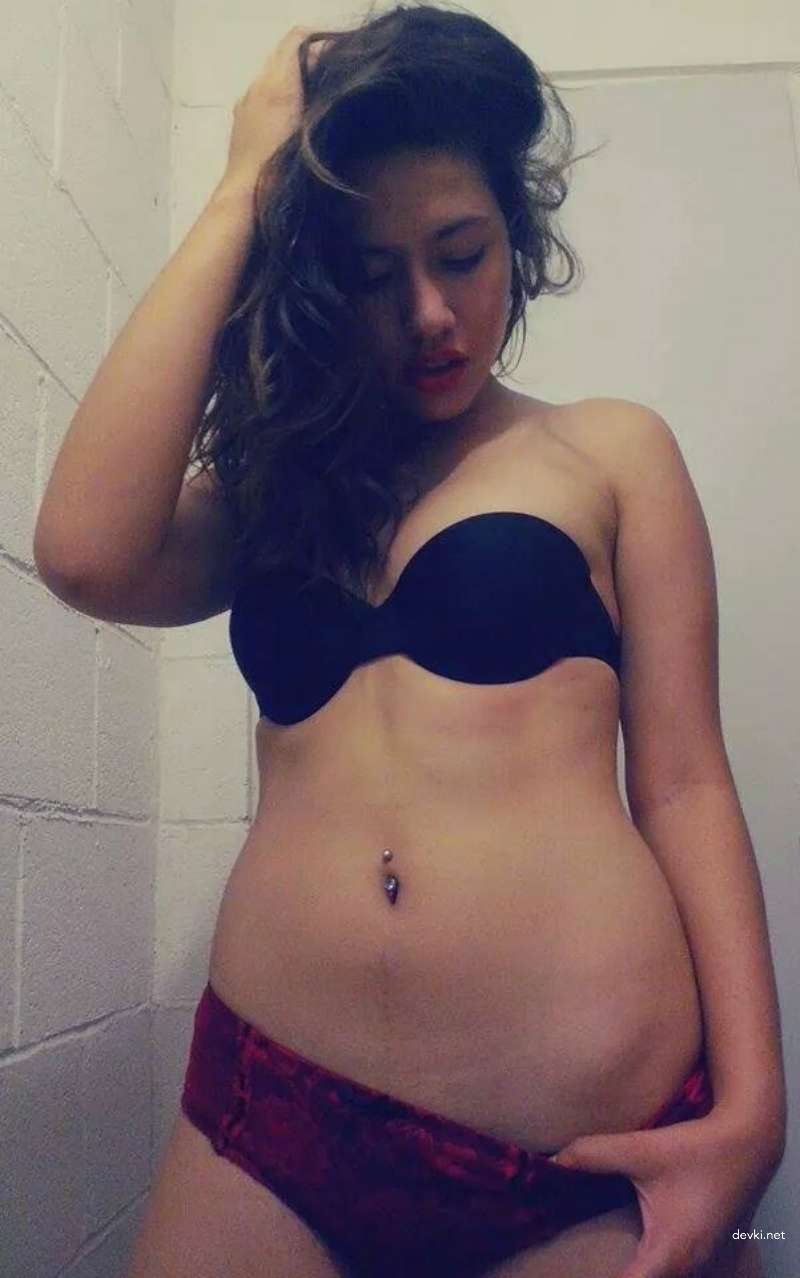 Amateur Babe Strips Naked - Explicit Photo Shoot!