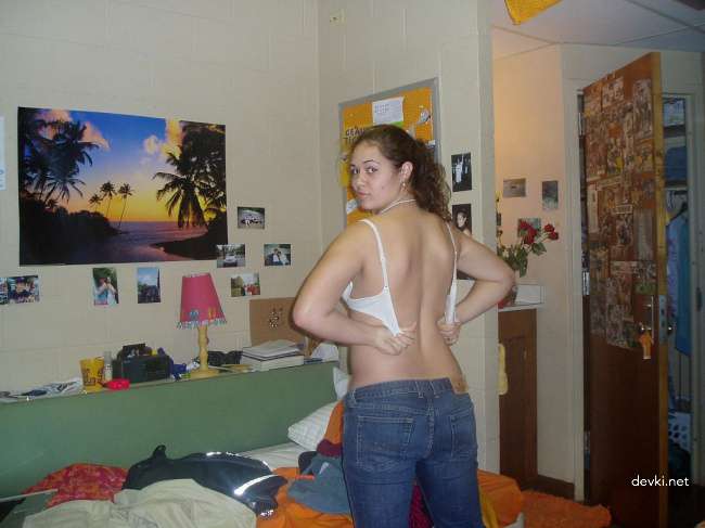 Naked in Dorm: Explicit Amateur Photo of Nude College Girl Caught in Dormitory