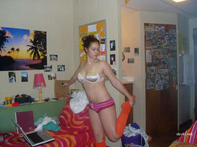 Naked in Dorm: Explicit Amateur Photo of Nude College Girl Caught in Dormitory