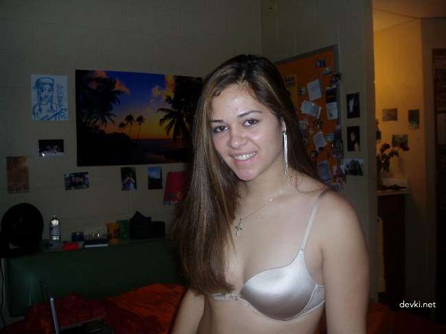 Naked in Dorm: Explicit Amateur Photo of Nude College Girl Caught in Dormitory