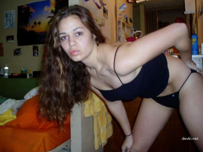 Naked in Dorm: Explicit Amateur Photo of Nude College Girl Caught in Dormitory