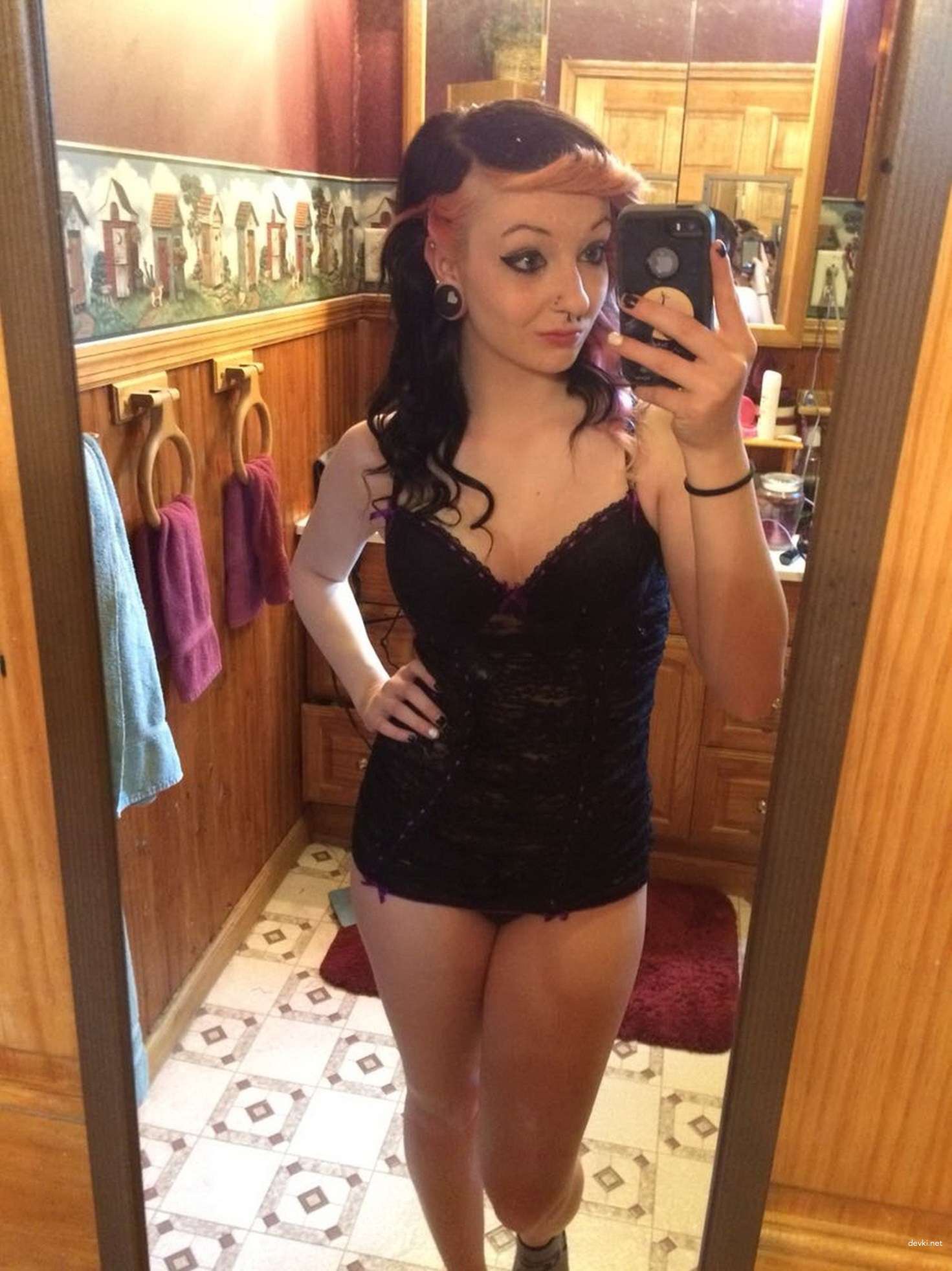 Young Emo Chick Fucks Her Pussy - Explicit Solo Masturbation Scene