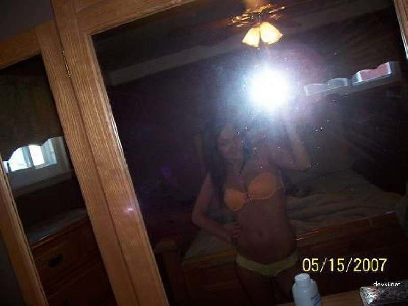 Bare Brunette Cutie Exposed: Explicit Amateur Nude Photo