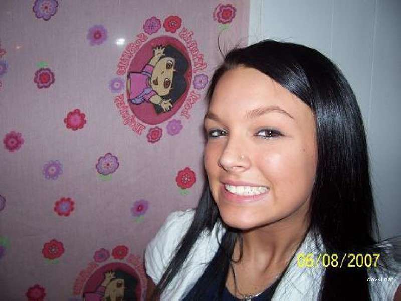 Bare Brunette Cutie Exposed: Explicit Amateur Nude Photo
