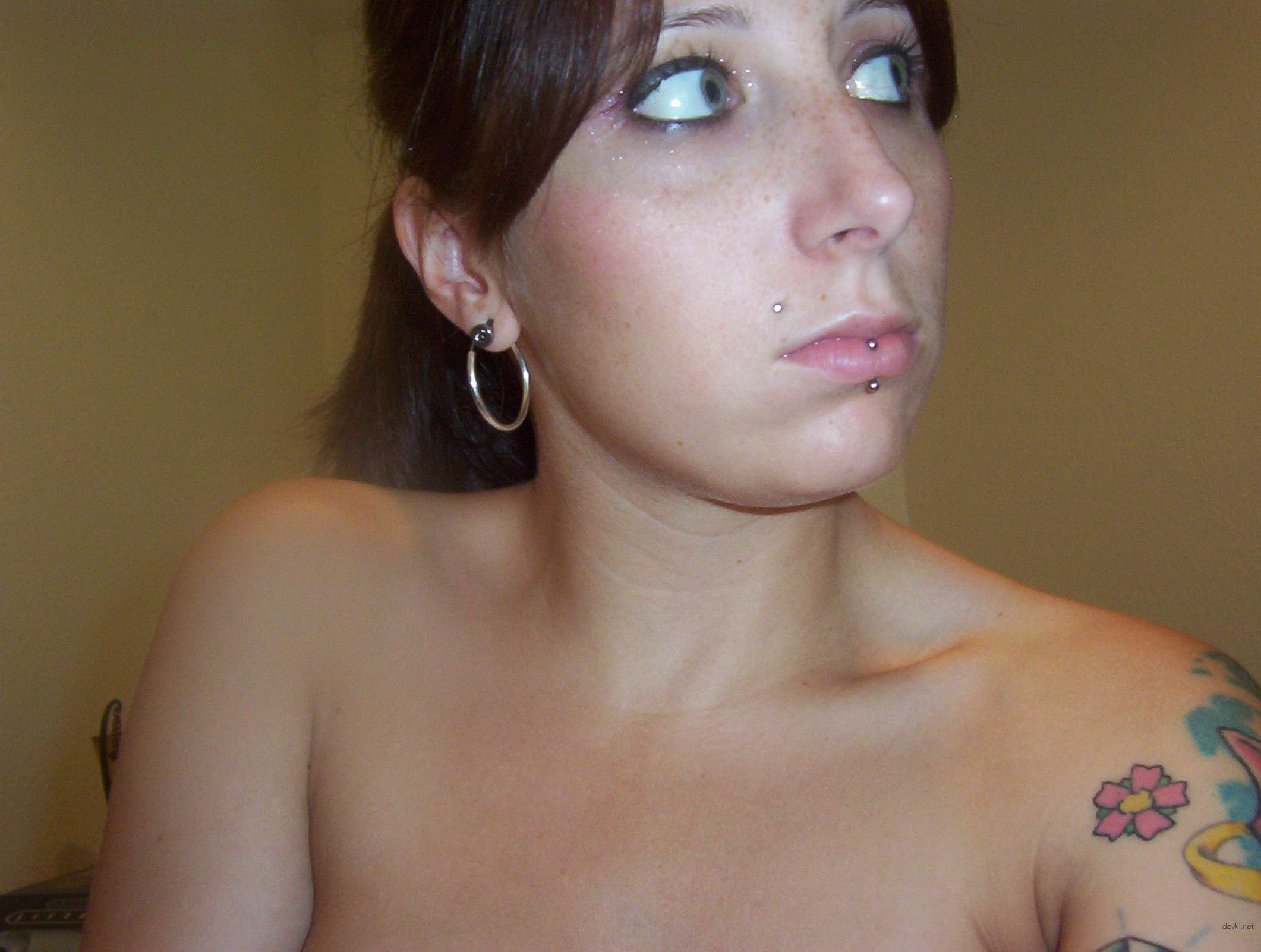 Hot babe gives blowjob to guy