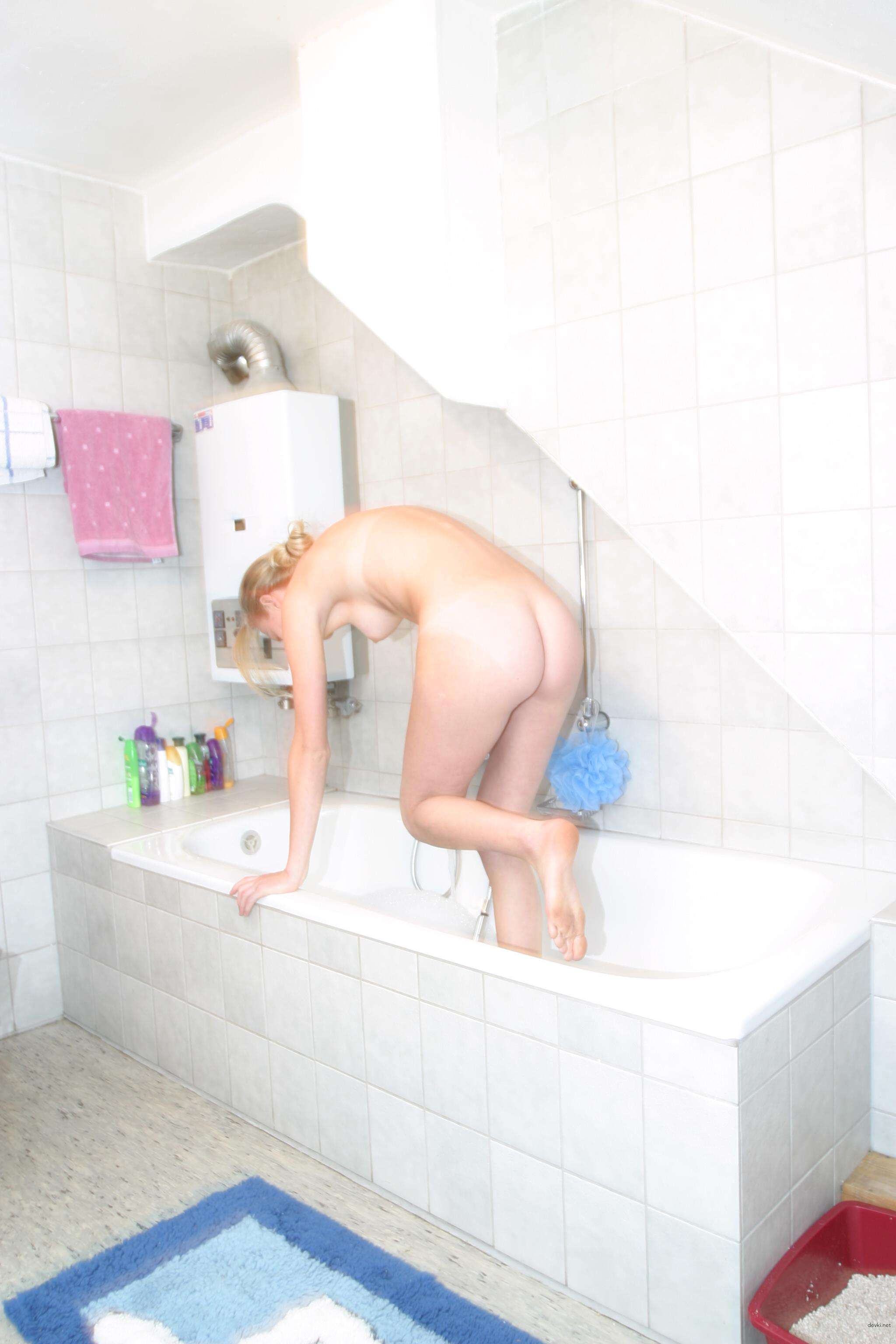 Skinny naked girl in bathroom - Explicit amateur photo