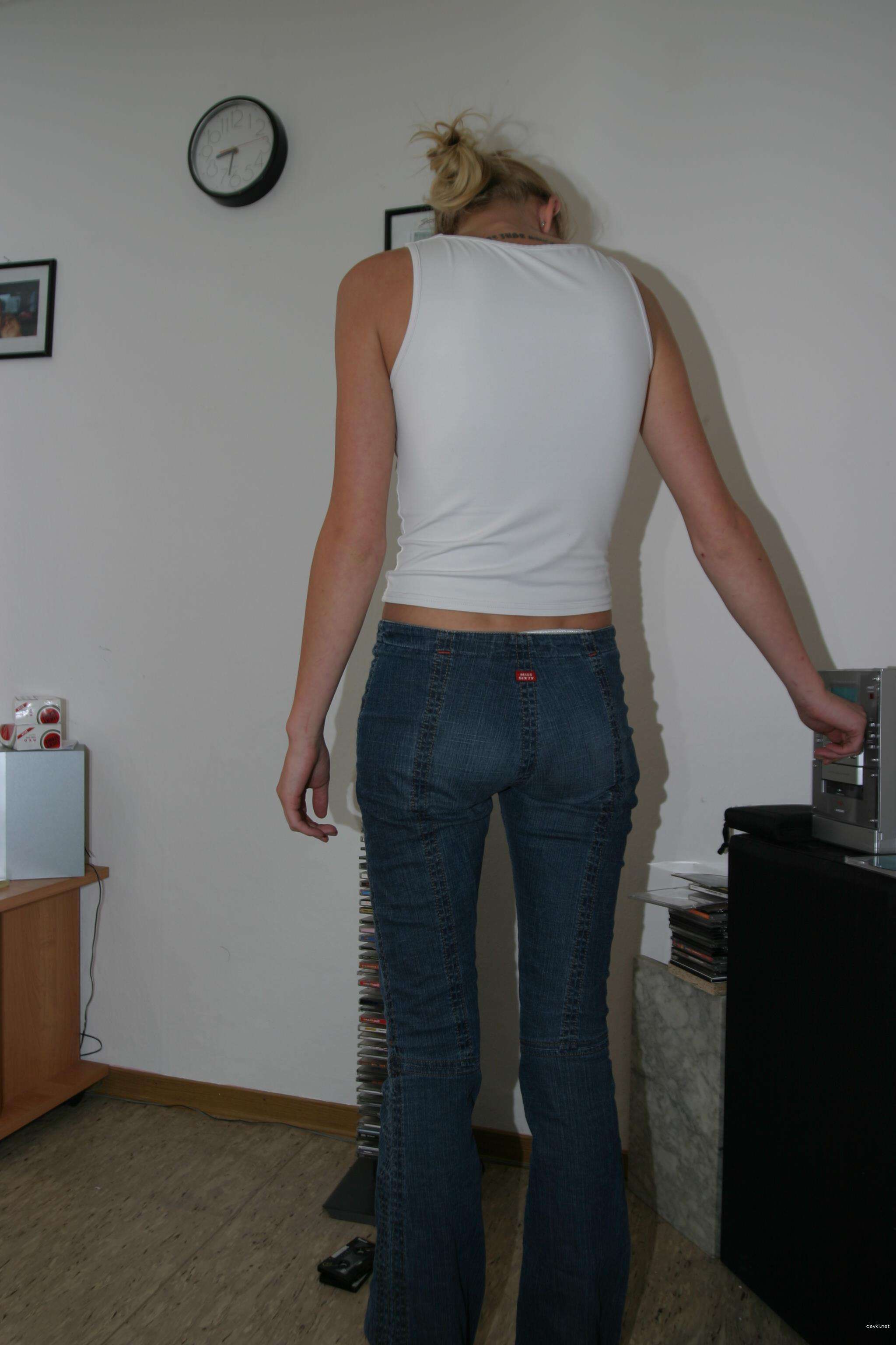 Skinny naked girl in bathroom - Explicit amateur photo