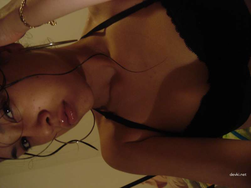 Explicit Amateur Photo: Naked Curly-Haired Mulatto Girl Exposed
