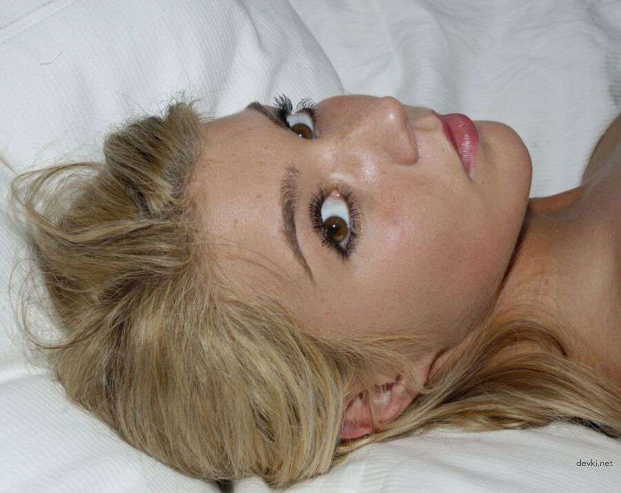 Amateur Bedroom Photo: Sexy Girl Posing in Bed - Explicit Home Picture
