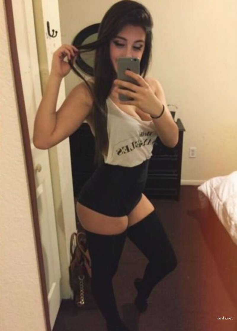 Hot Amateur Selfie of Sexy Girl - Explicit and Seductive Photo