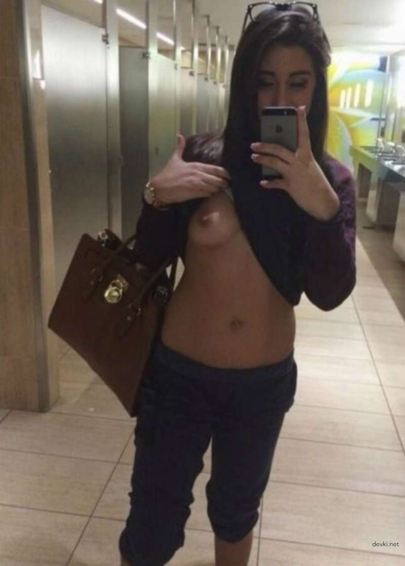 Hot Amateur Selfie of Sexy Girl - Explicit and Seductive Photo