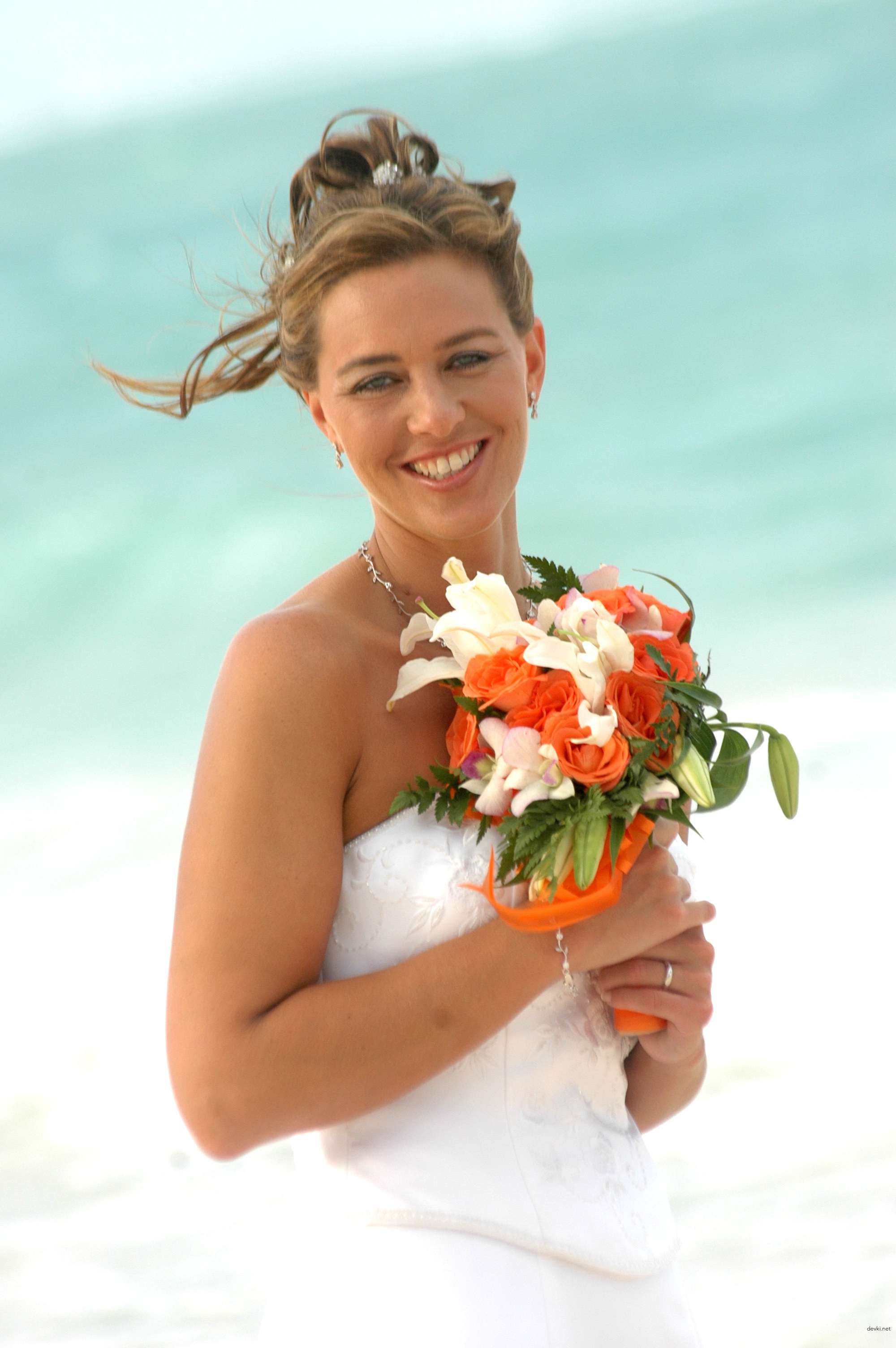 Mature Bride's Amateur Erotic Photoshoot: Explicit and Seductive Beauty