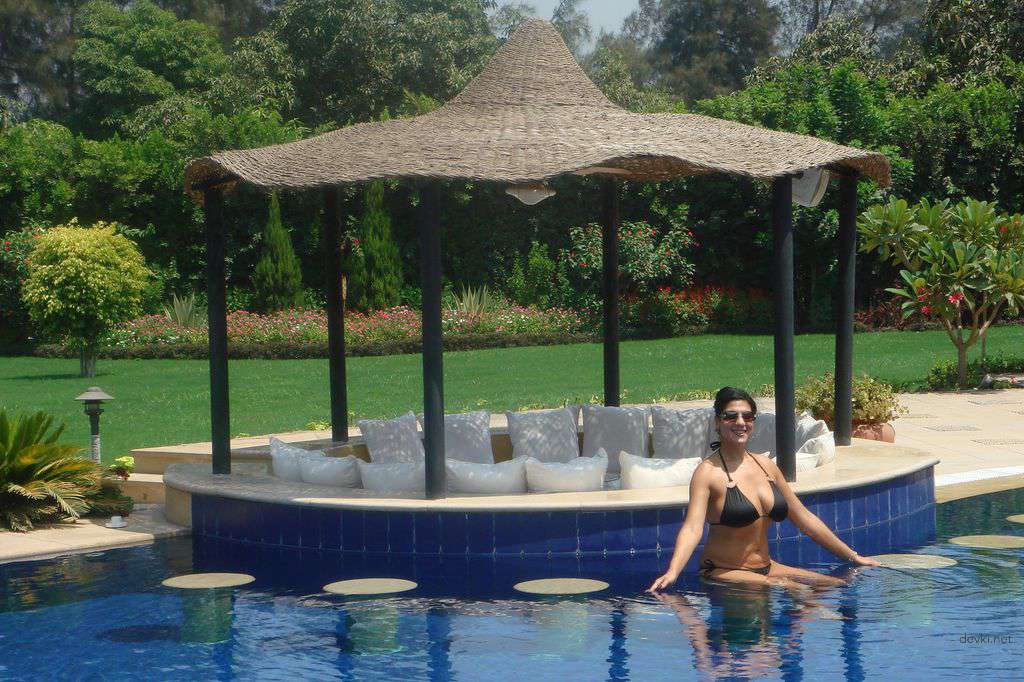 Explicit Nude Girl Poses on Vacation - Amateur Photo