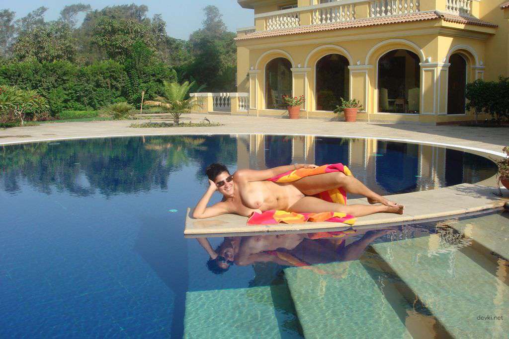 Explicit Nude Girl Poses on Vacation - Amateur Photo