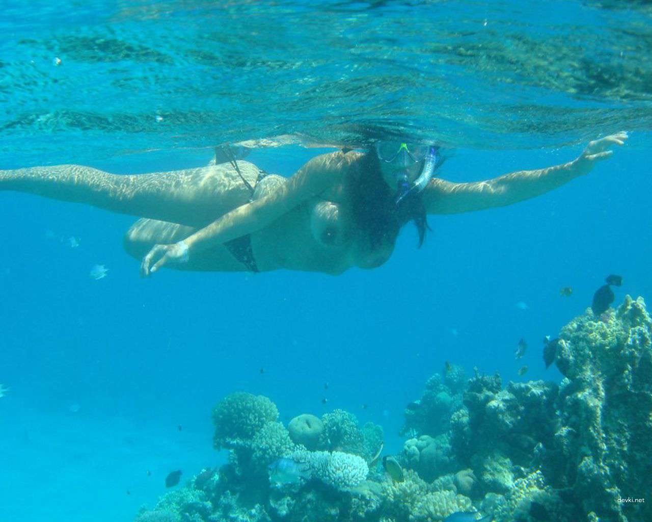 Explicit Nude Girl Poses on Vacation - Amateur Photo
