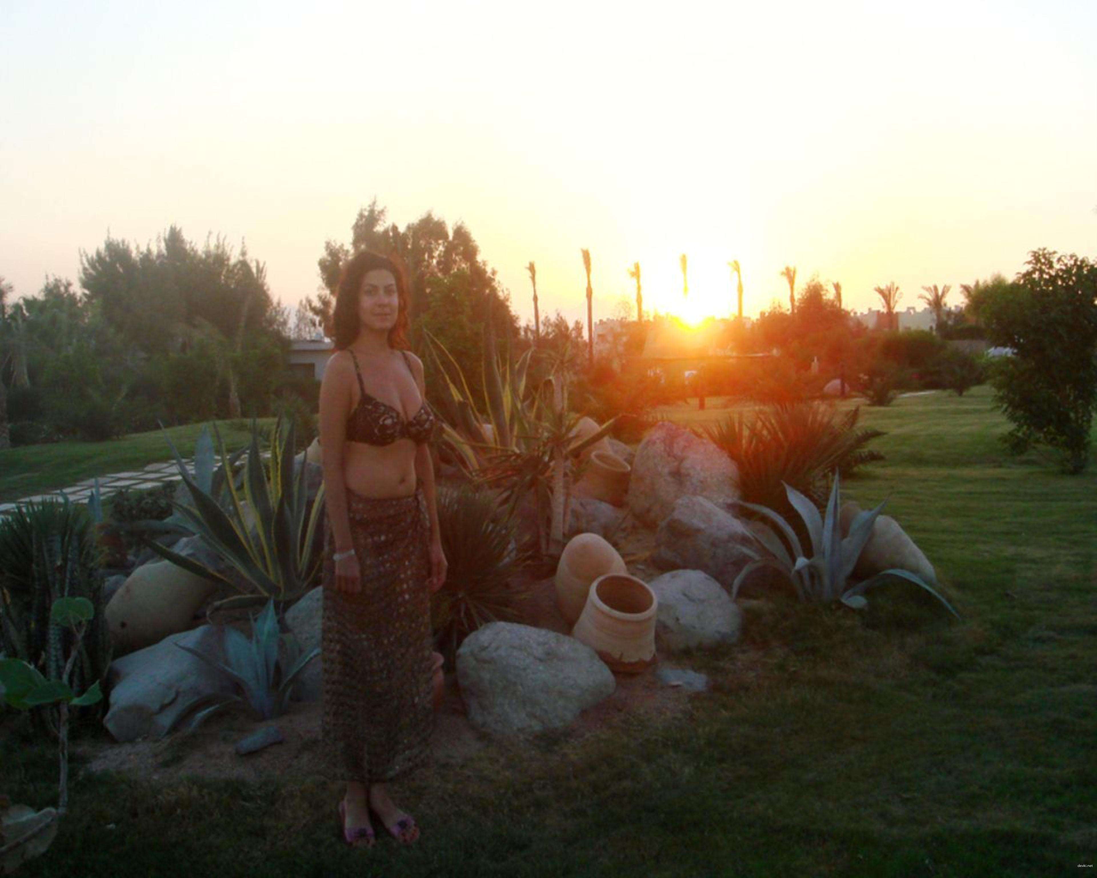 Explicit Nude Girl Poses on Vacation - Amateur Photo