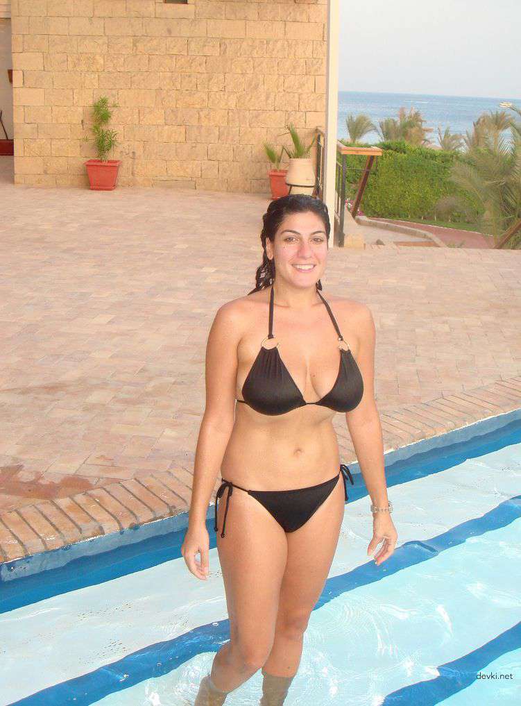 Explicit Nude Girl Poses on Vacation - Amateur Photo