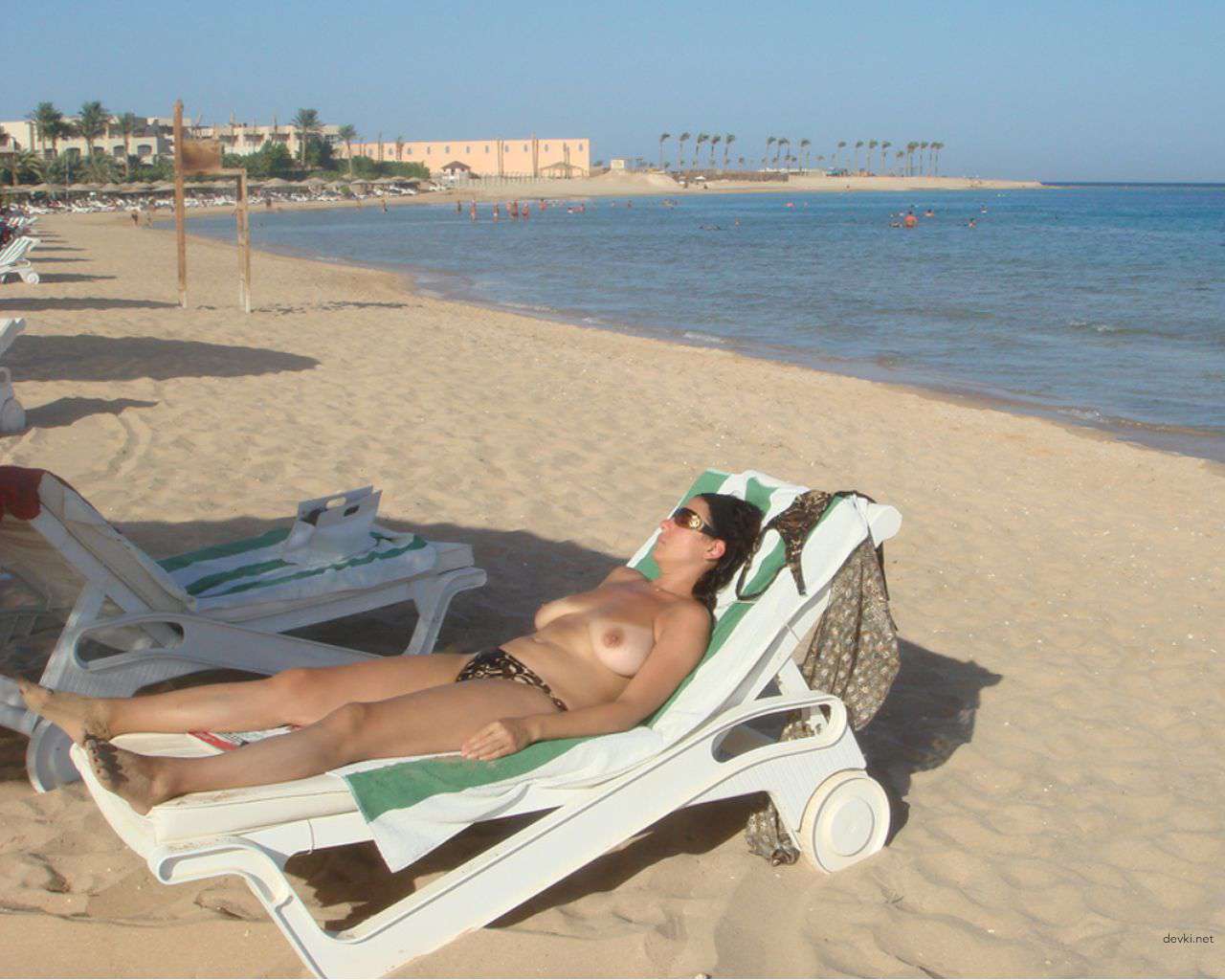 Explicit Nude Girl Poses on Vacation - Amateur Photo