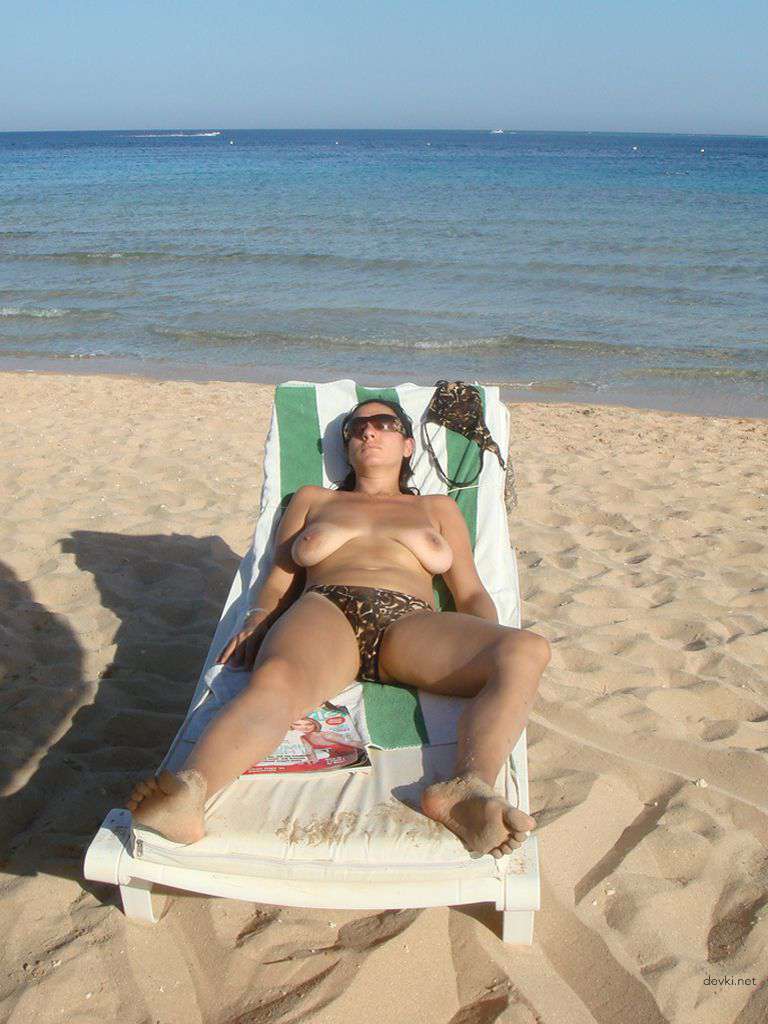 Explicit Nude Girl Poses on Vacation - Amateur Photo