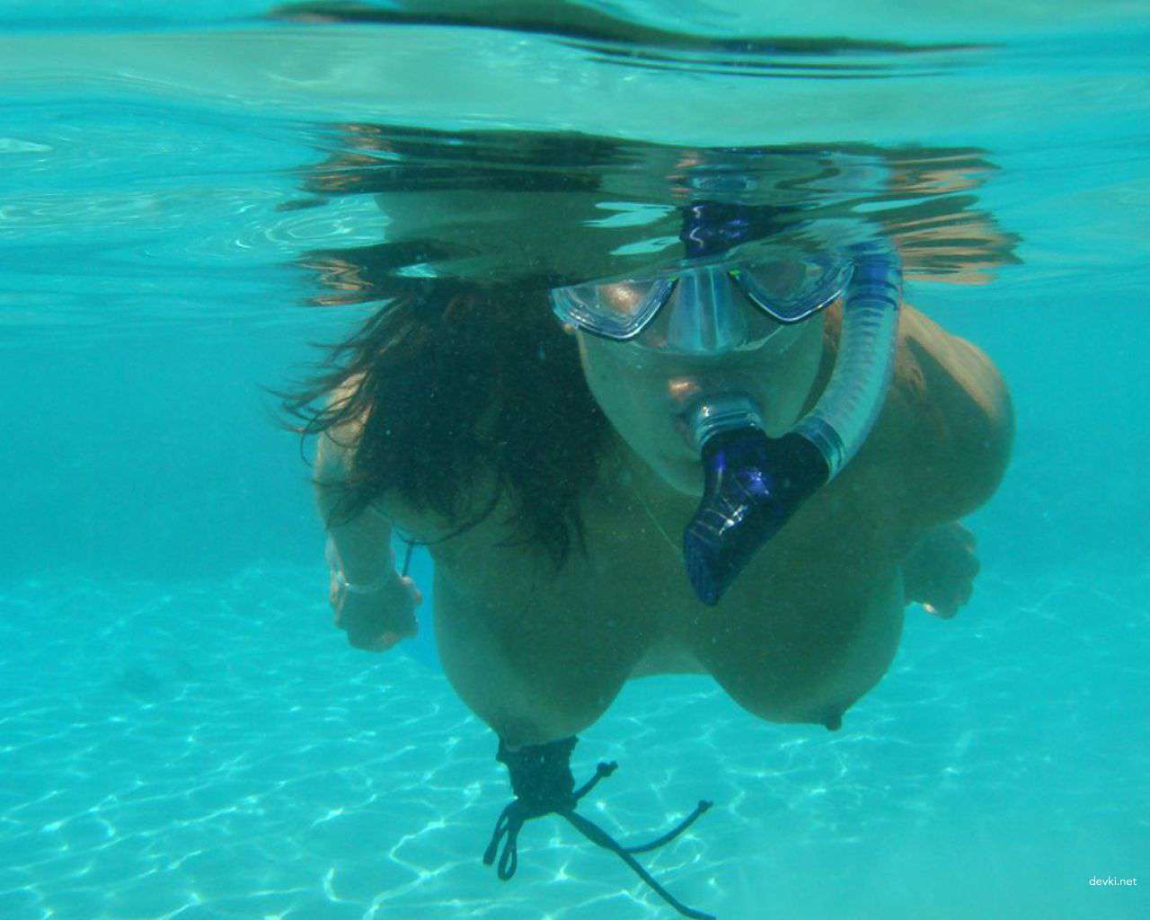 Explicit Nude Girl Poses on Vacation - Amateur Photo