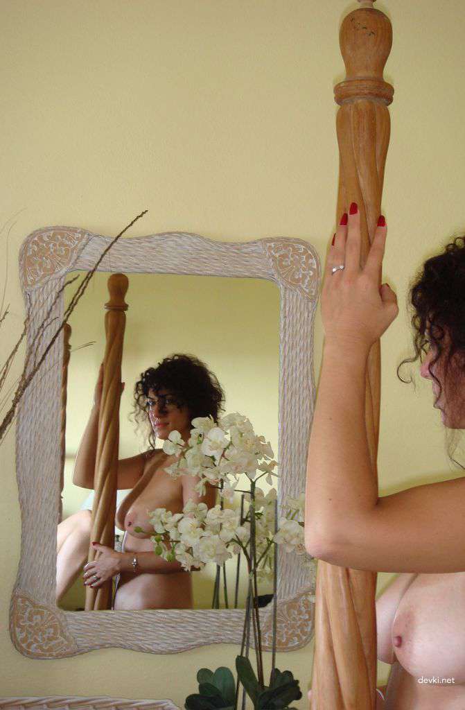 Explicit Nude Girl Poses on Vacation - Amateur Photo