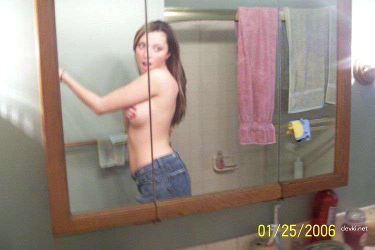 Hot Girl Takes Selfies: Explicit Amateur Photo Shoot