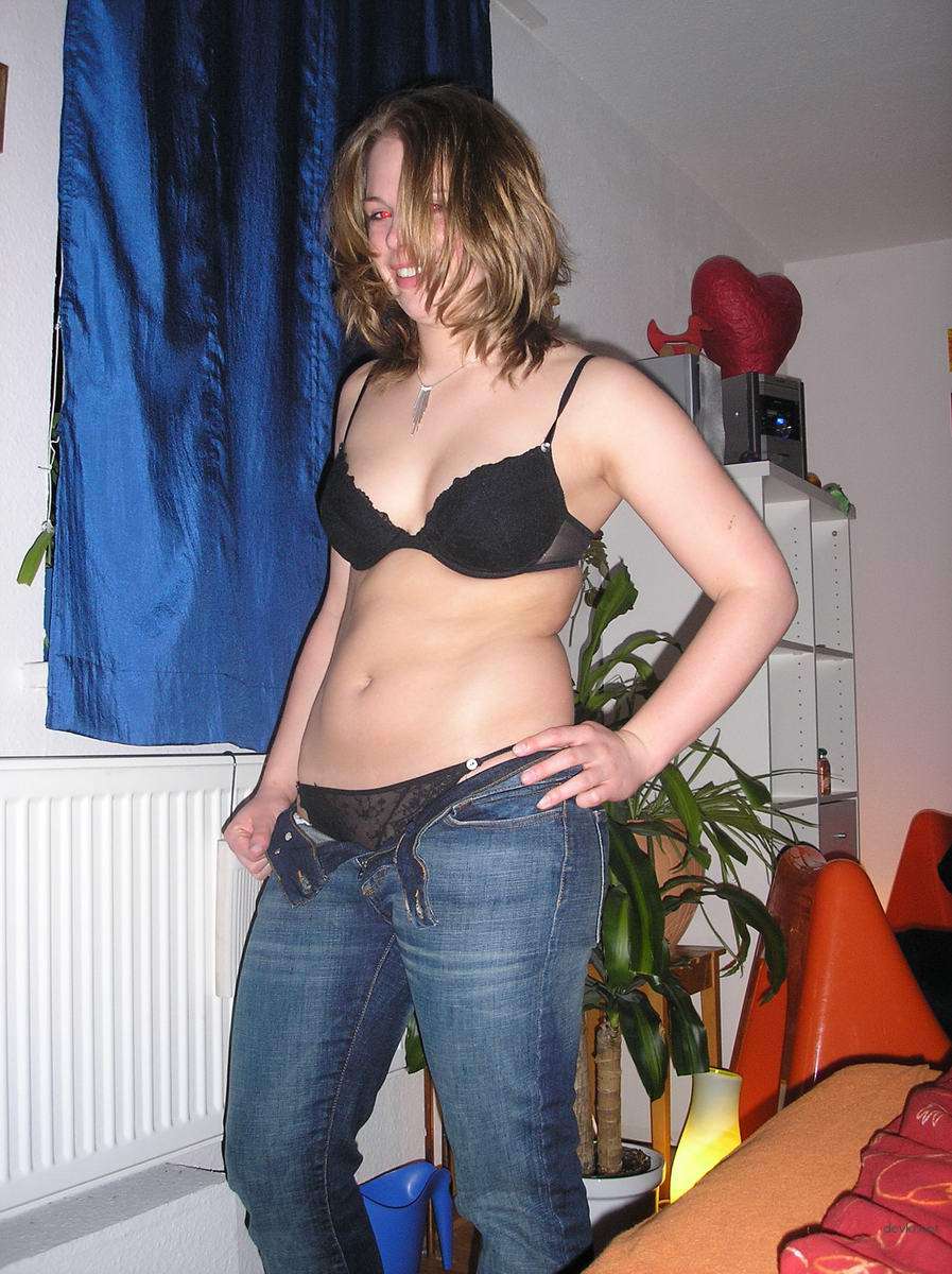 Explicit Amateur Photo: Black Lingerie Girl - Hot and Sexy!