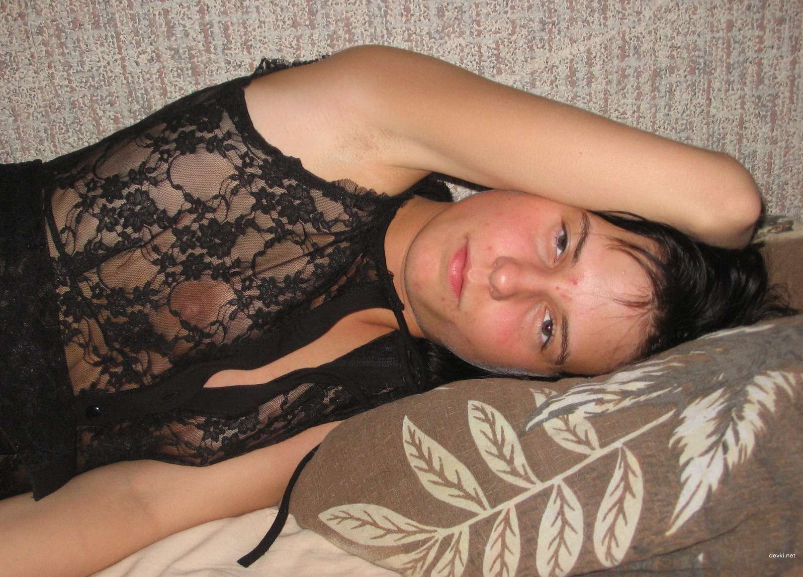 Hot babe poses for guy before engaging in steamy oral sex