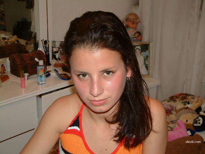 Amateur Photos of Cute Girl: Explicit and Sensual Shots