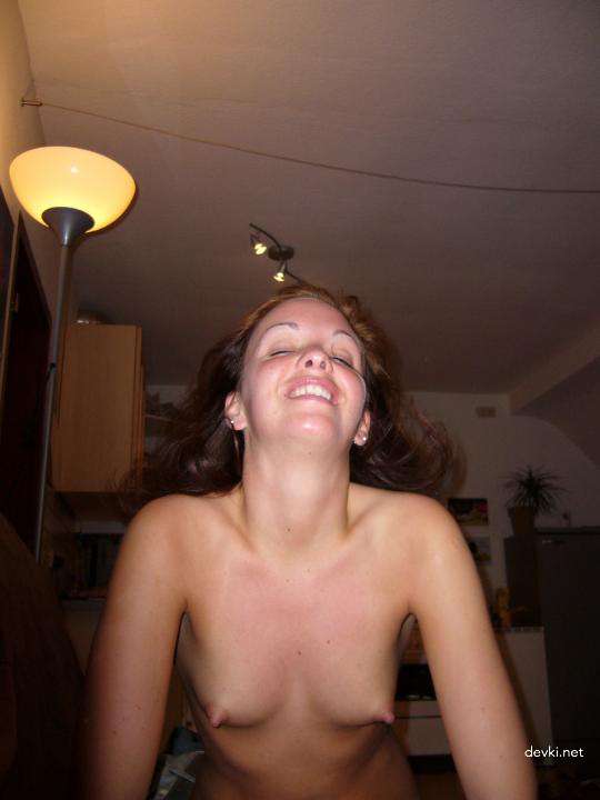 Amateur Photos of Cute Girl: Explicit and Sensual Shots