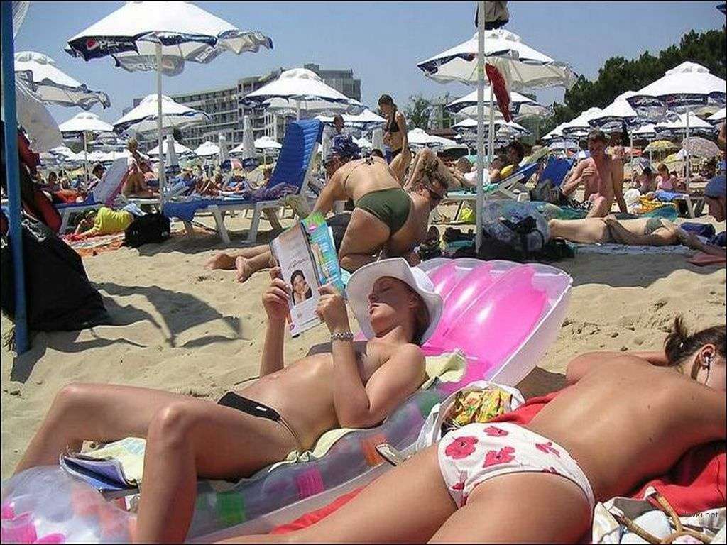Private Nude Beach Photos: Amateur Nudists Sunbathing Explicitly