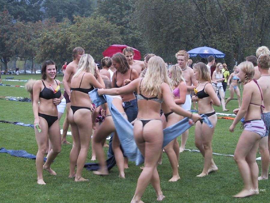 Explicit Amateur Girls Publicly Undressing - Hot Naked Babes Exposed