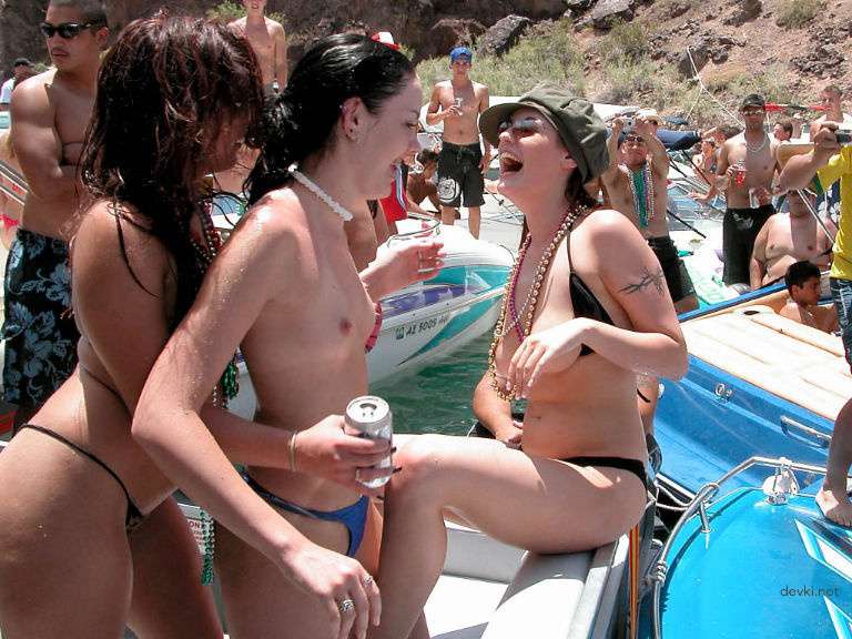 Explicit Amateur Girls Publicly Undressing - Hot Naked Babes Exposed