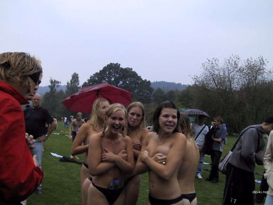 Explicit Amateur Girls Publicly Undressing - Hot Naked Babes Exposed