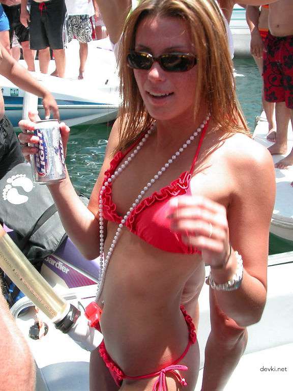 Explicit Amateur Girls Publicly Undressing - Hot Naked Babes Exposed