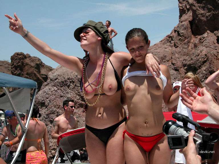 Explicit Amateur Girls Publicly Undressing - Hot Naked Babes Exposed