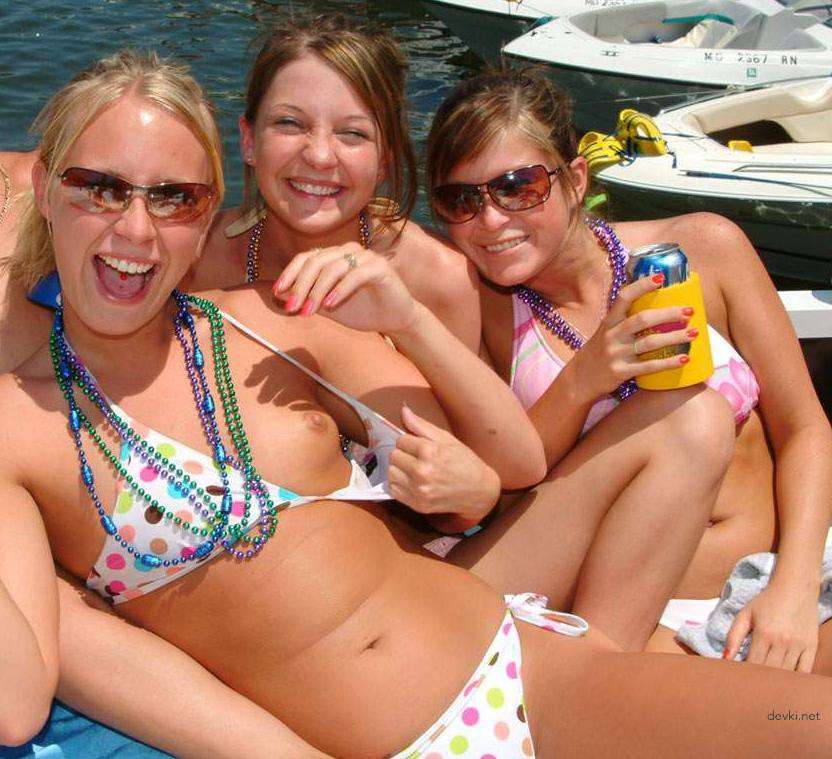 Explicit Amateur Girls Publicly Undressing - Hot Naked Babes Exposed